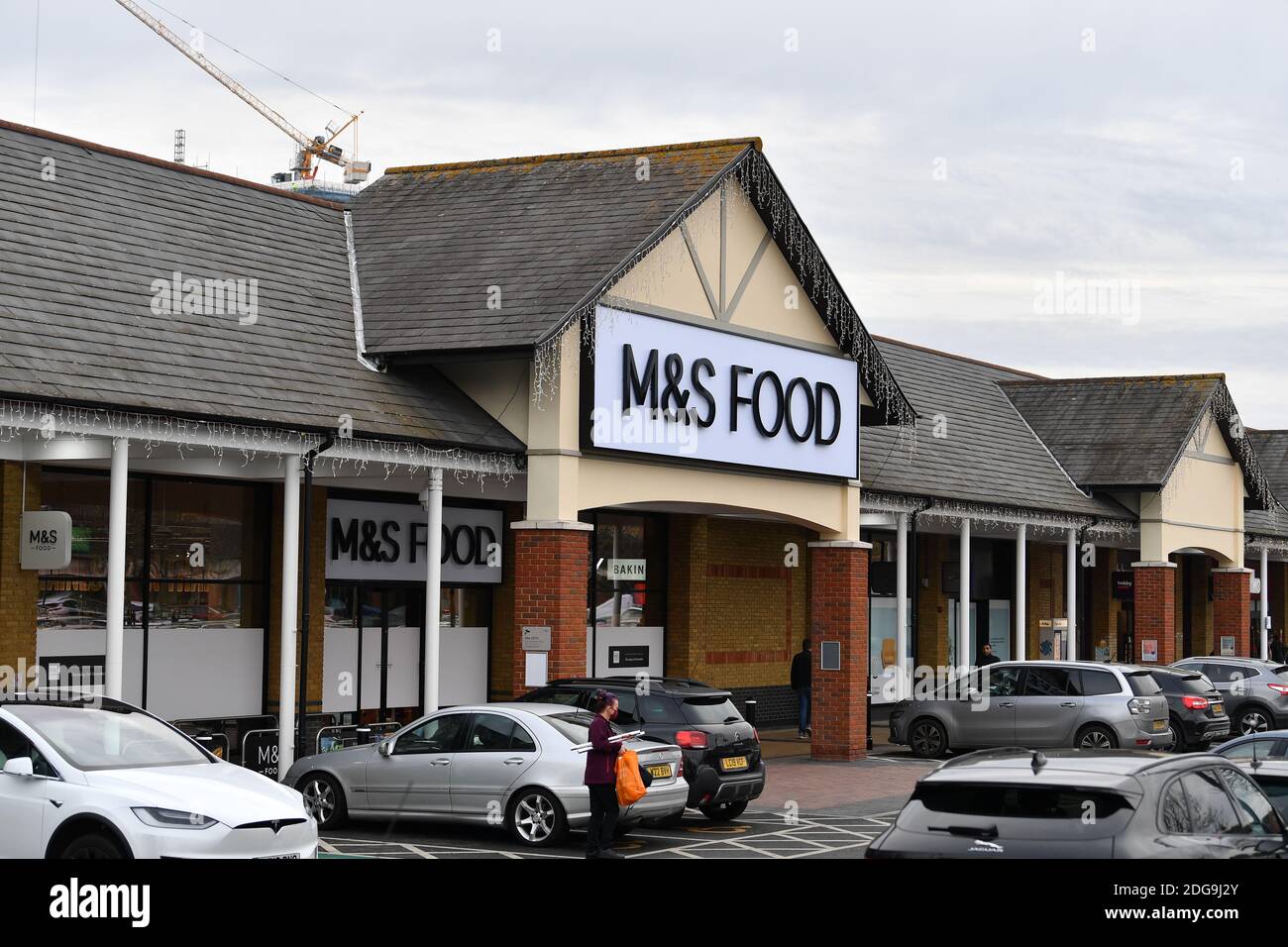 Marks & Spencer M&S Food Shop in Two Rivers, Staines, Surrey, Donnerstag, 2. Dezember 2020. Stockfoto