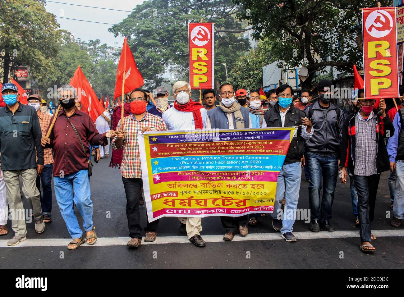 Kalkutta, Indien. Dezember 2020. Linke Parteien veranstalteten Protestkundgebungen zur Unterstützung von Bharat Bandh und Bauern protestierten gegen die Agrargesetze der Zentralregierung in Kalkutta. (Foto von Snehasish Bodhak/Pacific Press) Quelle: Pacific Press Media Production Corp./Alamy Live News Stockfoto