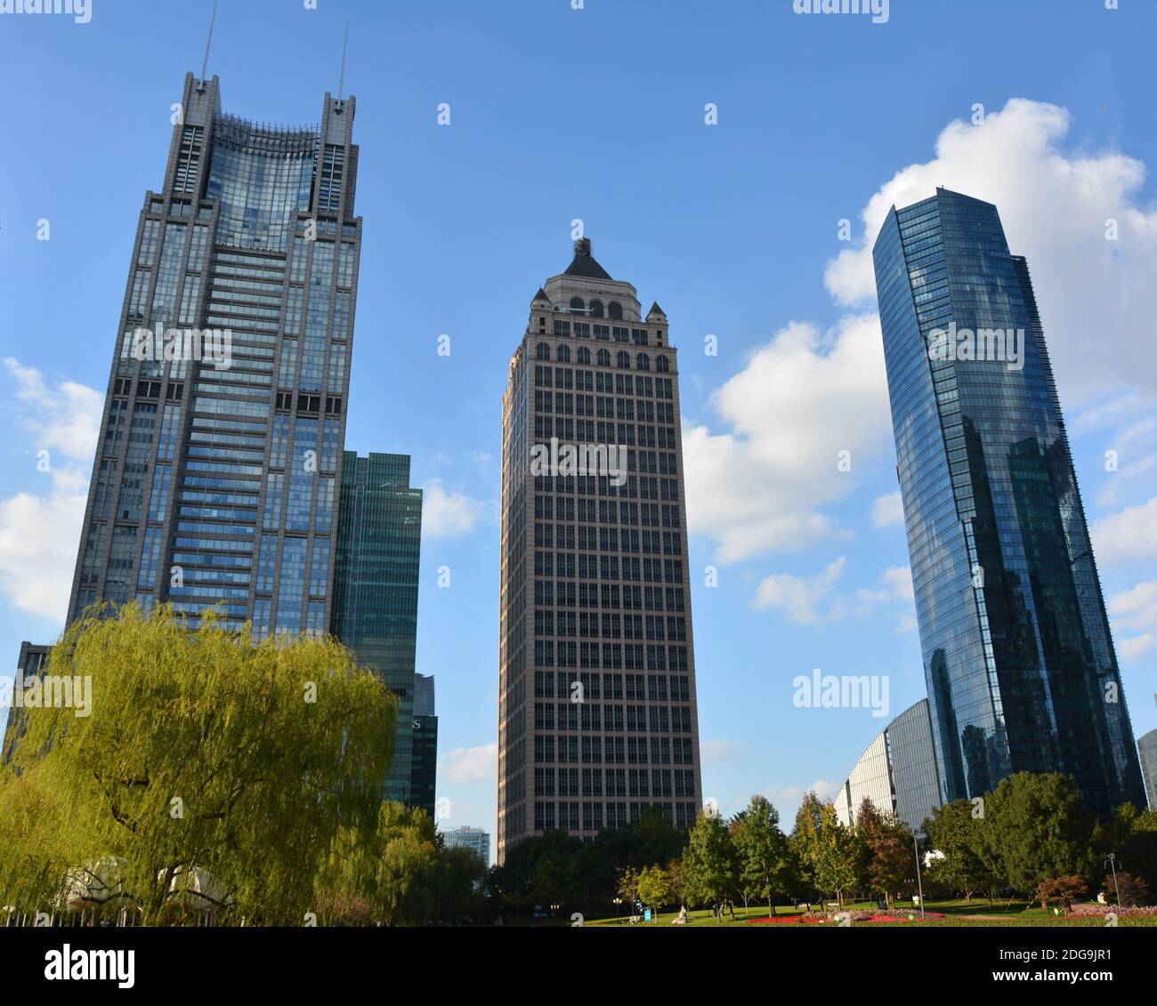 Drei hohe Gebäude am sonnigen Tag in Shanghai Stockfoto