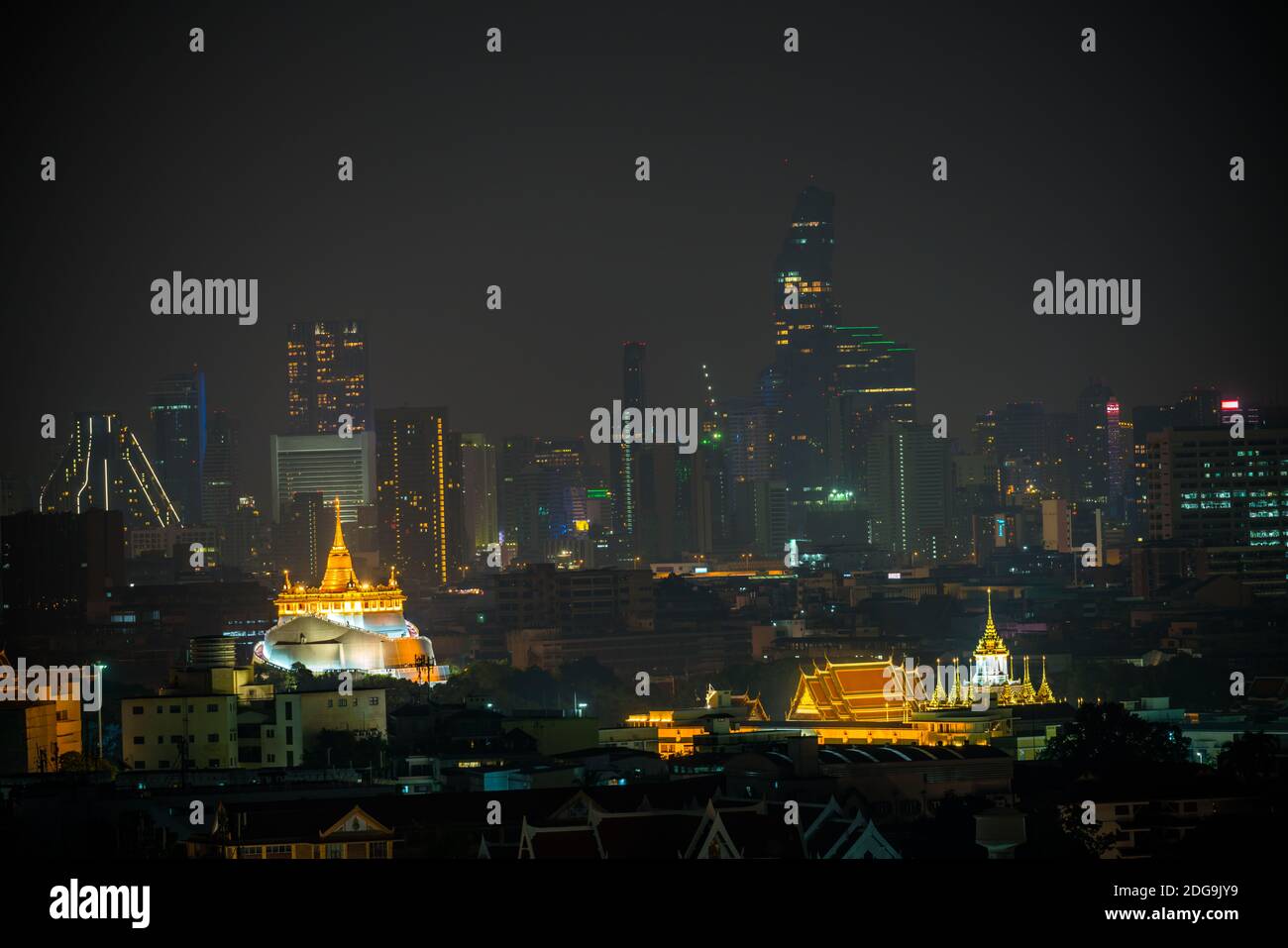 Nachtszene von Wat Saket Ratcha Wora Maha Wihan und Wat Ratchanatdaram Stockfoto