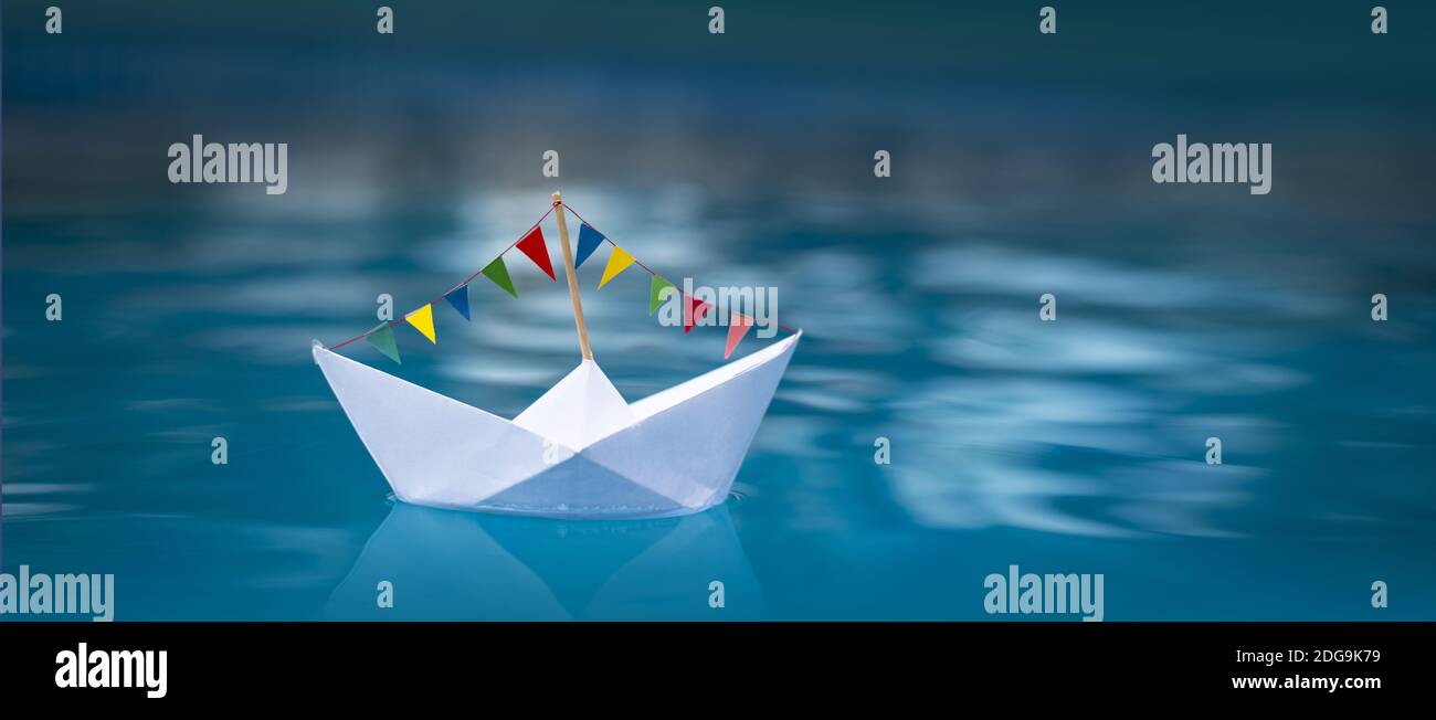 Panorama auf dem Papierboot Stockfoto