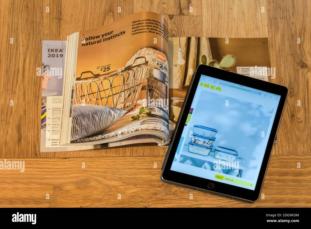 Der Haushalts- und Möbelhändler IKEA hat angekündigt, dass sein Papierkatalog eingestellt und ausschließlich online umziehen wird. Die Ausgabe 2021 wird die letzte Ausgabe in Papierform sein. Credit UrbanImages-Nachrichten/Alamy. Stockfoto