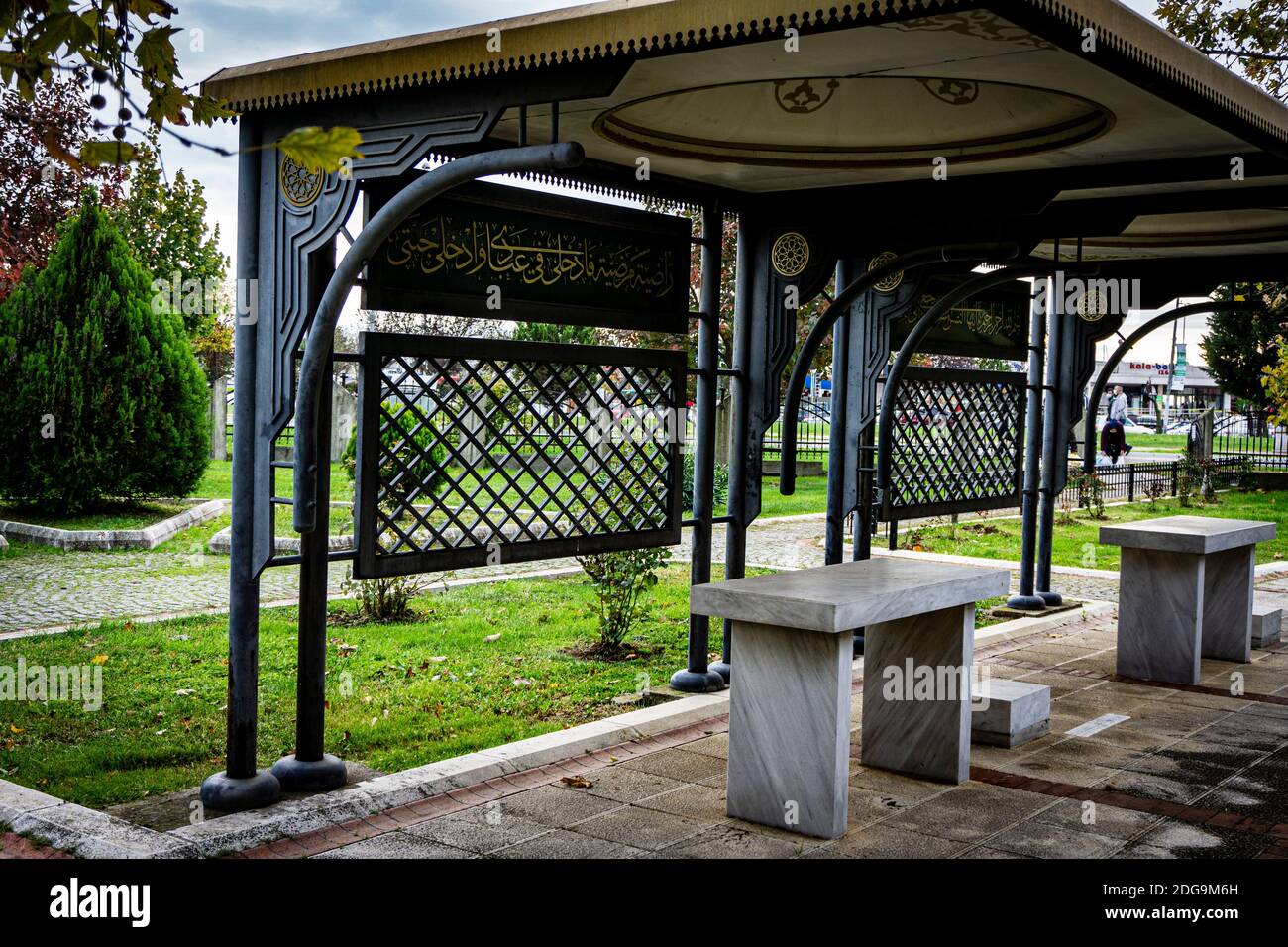Der Muschelstein im Innenhof der Moschee. Die Muschelsteine im Brunnen sind mit arabischen Inschriften verziert. İstanbul. 'Jede Seele soll h Stockfoto
