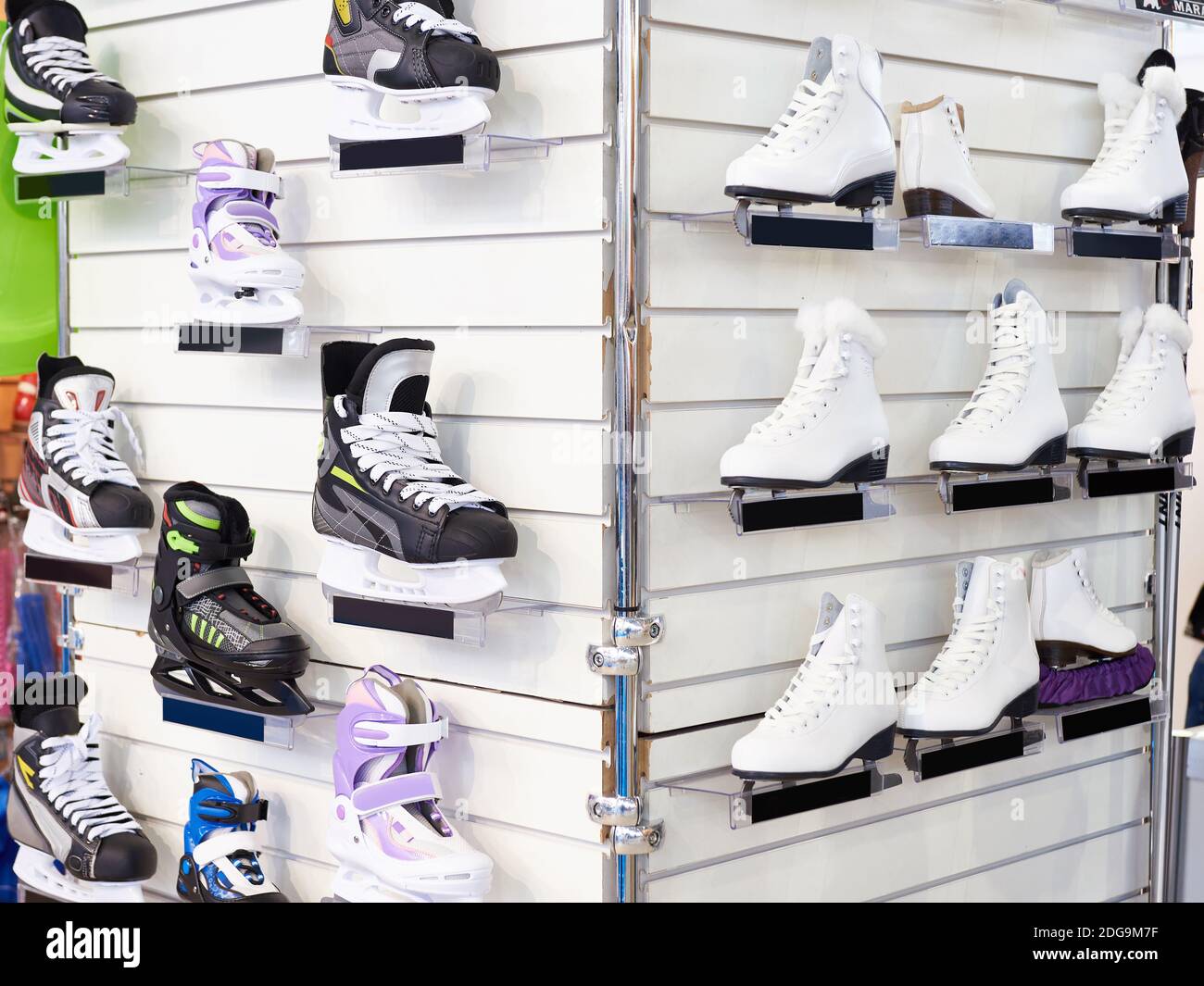 Eishockey und Eiskunstläufer im Shop Schaufenster Stockfoto