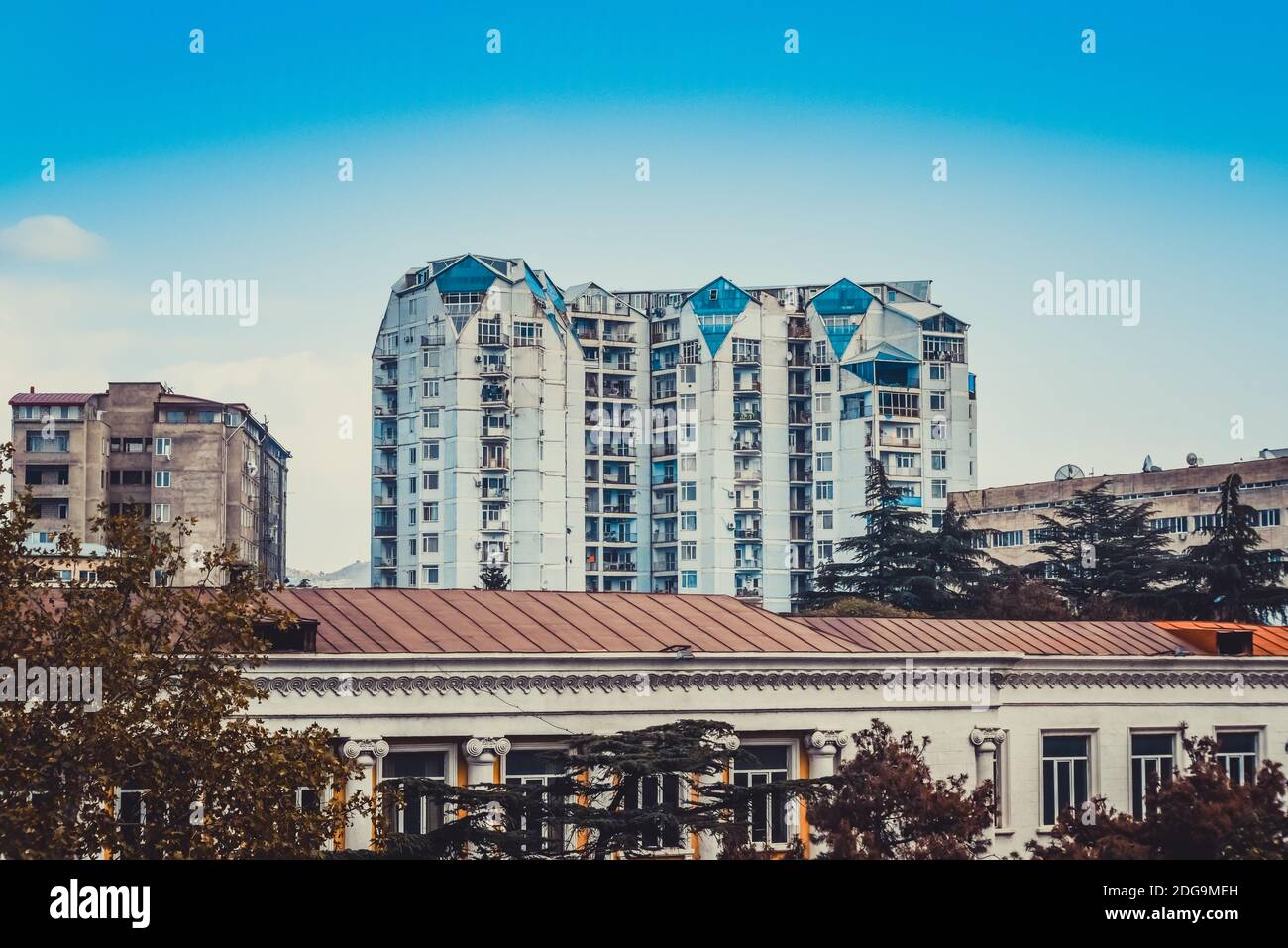 Ansicht der bewohnten, mehrstöckiges Gebäude mit Balkonen in Georgien, Tiflis Stockfoto