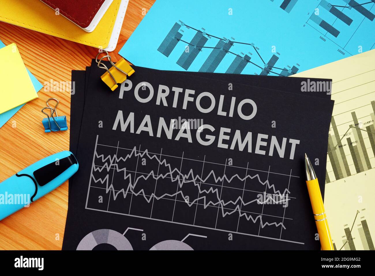 Portfoliomanagementbericht mit Daten und Finanzdiagrammen. Stockfoto