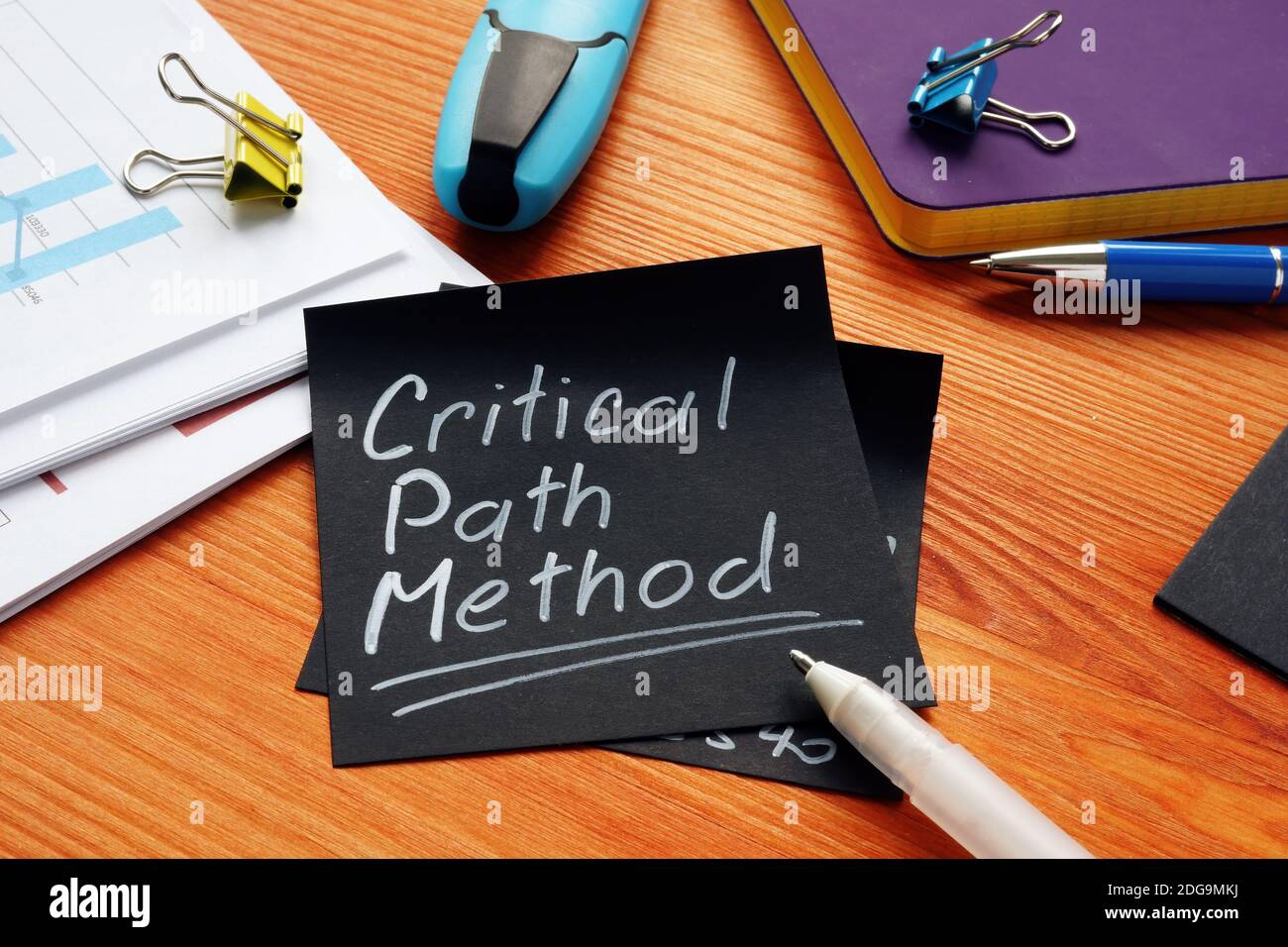 Critical Path Methode CPM Memo und Stapel von Papieren für die Analyse. Stockfoto