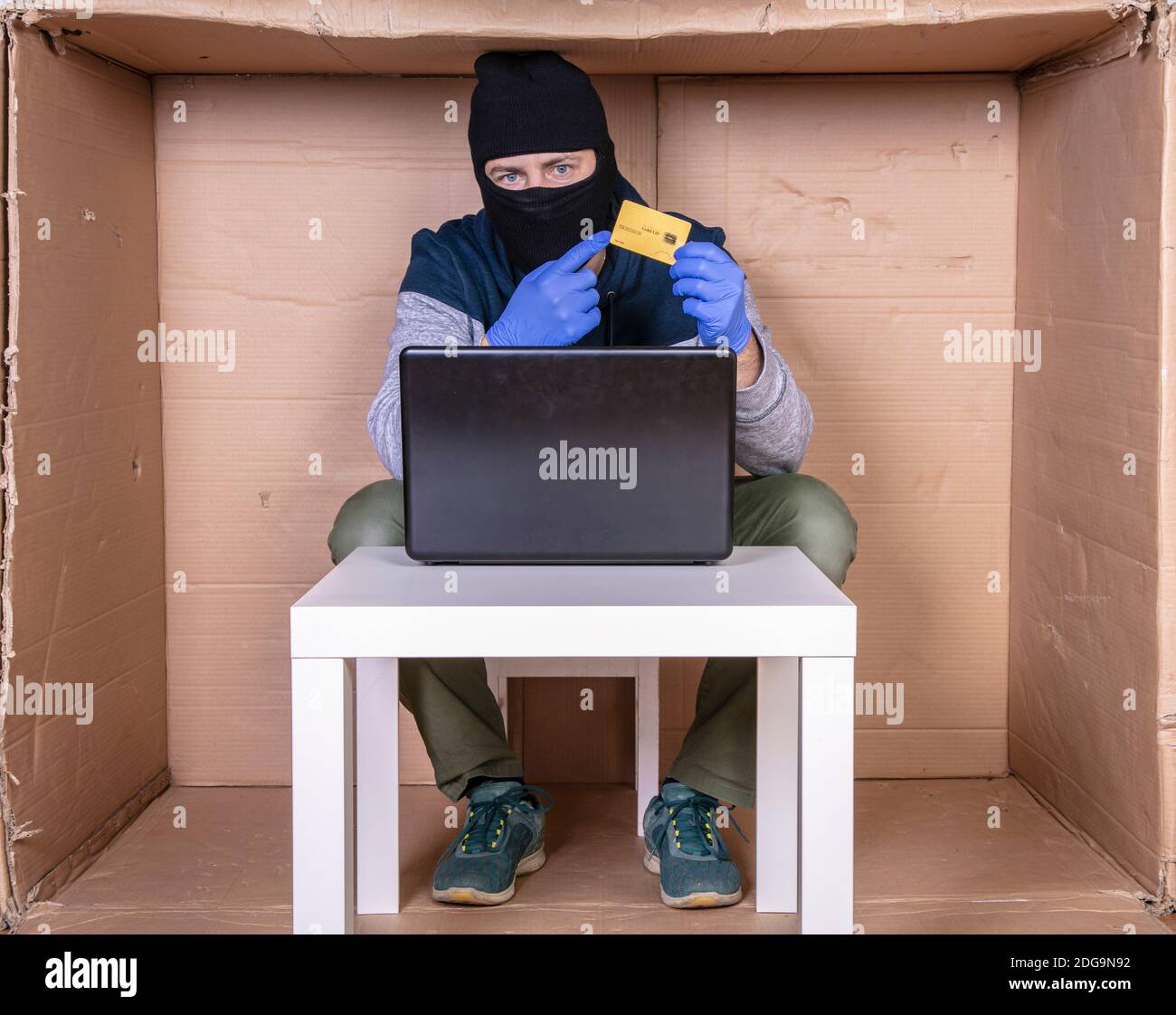 Organisiertes Verbrechen im Internet stiehlt ein Hacker Kreditkartendaten Stockfoto