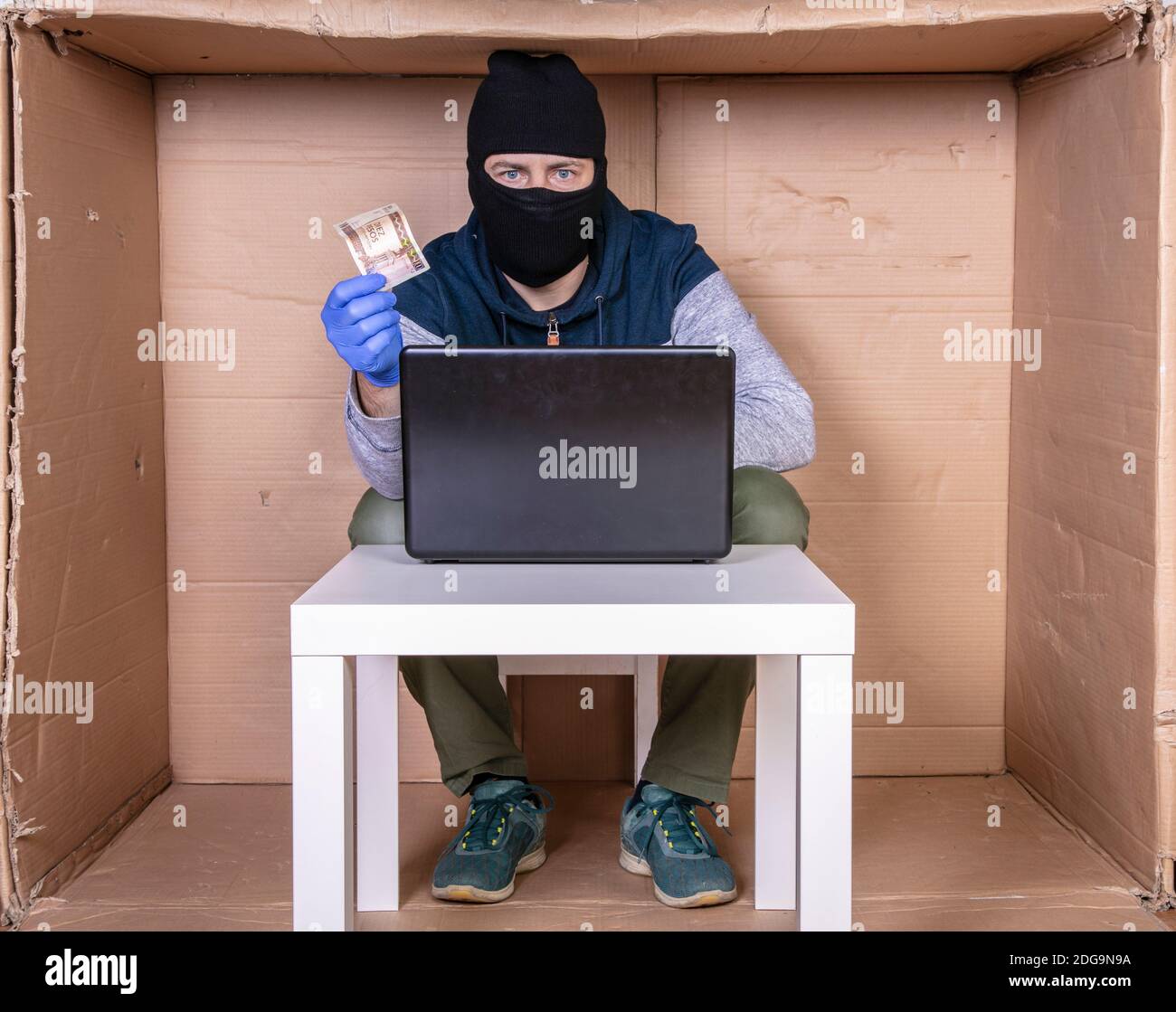 Ein Internet-Betrüger zeigt, wie einfach es ist zu bekommen Geld online Stockfoto