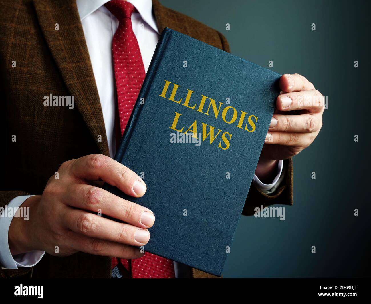 State Illinois Gesetz Konzept. Ein Mann in einem Anzug hält ein Buch. Stockfoto