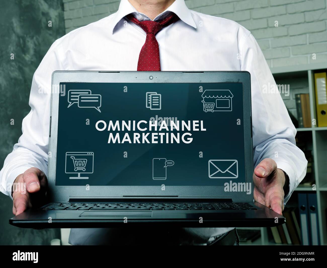Cross-Channel- oder Omnichannel-Marketing. Der Manager zeigt einen Laptop mit einem Bericht. Stockfoto
