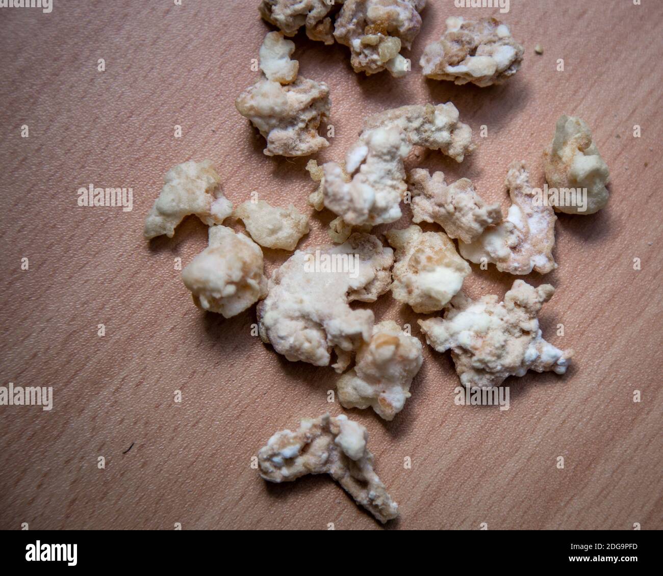 Felsen von Crack Kokain Droge auf der Tischplatte Stockfoto