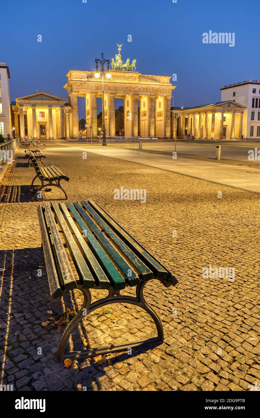 Die Pariser Platz in Berlin in der Dämmerung mit den beleuchteten Brandenburger Tor auf der Rückseite Stockfoto
