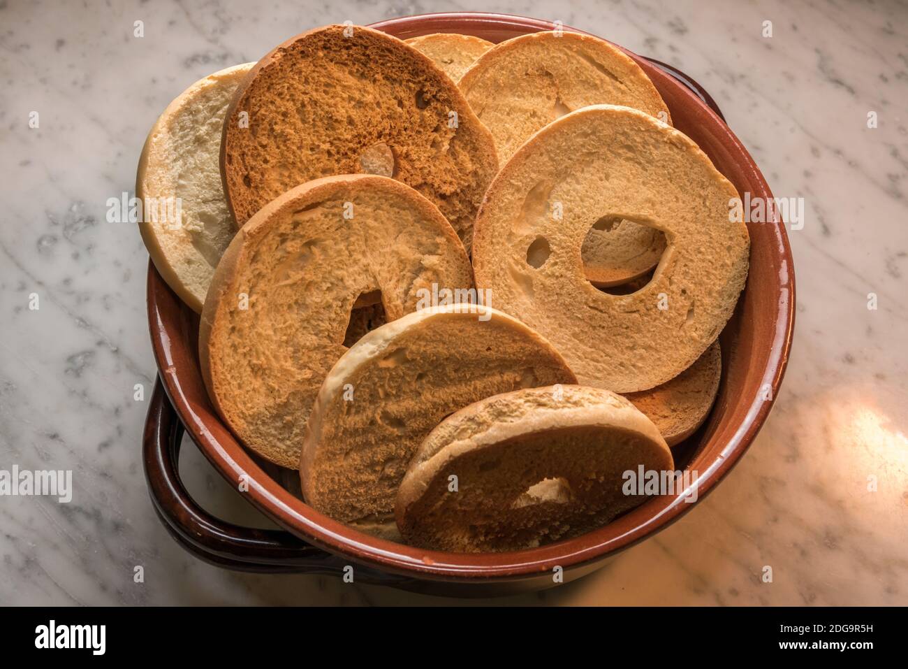 Friselle in Steinguttopf, typisch italienisches Donut-Brot aus  Hartweizenmehl und im Ofen geröstet. Ideal für einen Aperitif mit tomat  Stockfotografie - Alamy