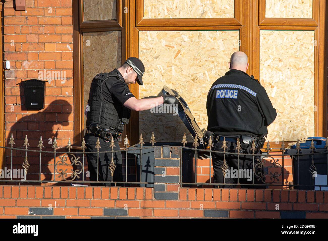 Beamte der Operational Support Unit der West Midlands Police, die am frühen Donnerstag, dem 15. Oktober 2020, an der Szene eines Hauses teilnahmen, das von Schüssen gestrahlt wurde. Der Vorfall ereignete sich in der Green Lane in Bordesley Green, East Birmingham, Großbritannien. Stockfoto