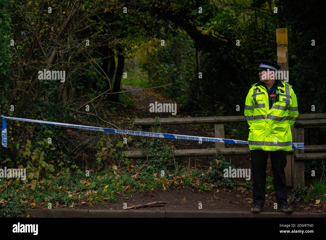 Polizeikordon in der Willes Road, Leamington, wo eine Leiche auf Newbold Comyn entdeckt wurde und weiter mit einem Mord an zwei anderen in Coventry durch den Verdächtigen Anthony Russell im Oktober 2020 in Verbindung gebracht wurde Stockfoto