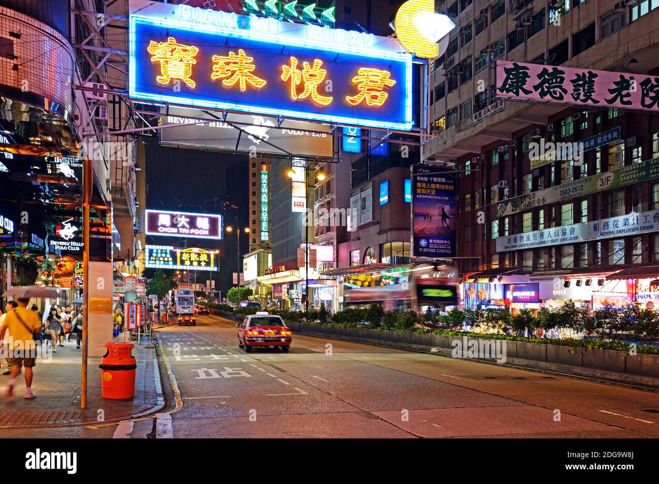 Leuchttreklamen in der Nathan Road, Haupteinkaufsstrasse in Kowloon, Hongkong, China Stockfoto