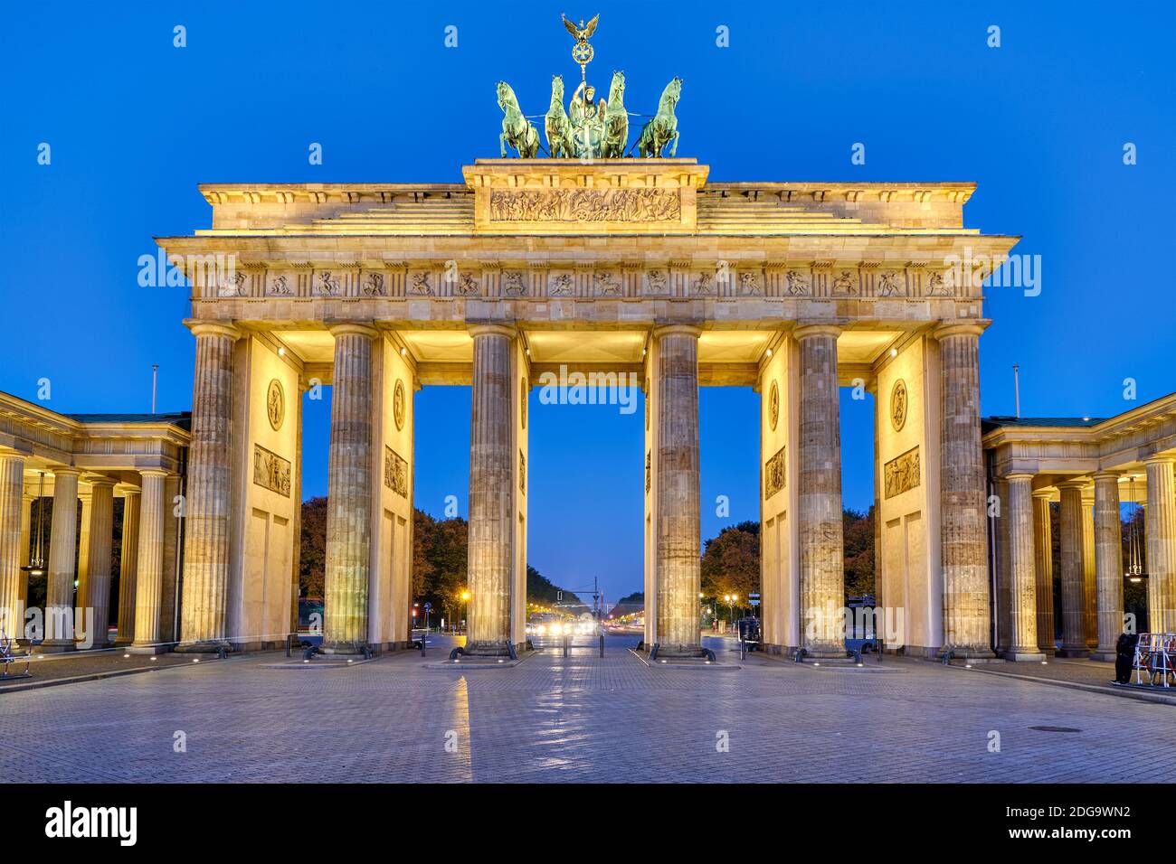 Das Brandenburger Tor in Berlin in der Morgendämmerung Stockfoto