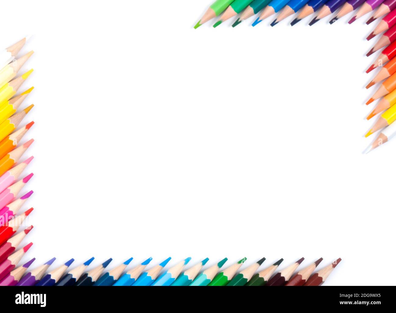 Rahmen.Farbstifte auf weißem Hintergrund, Draufsicht mit Platz für Text oder Kreativität. Stockfoto