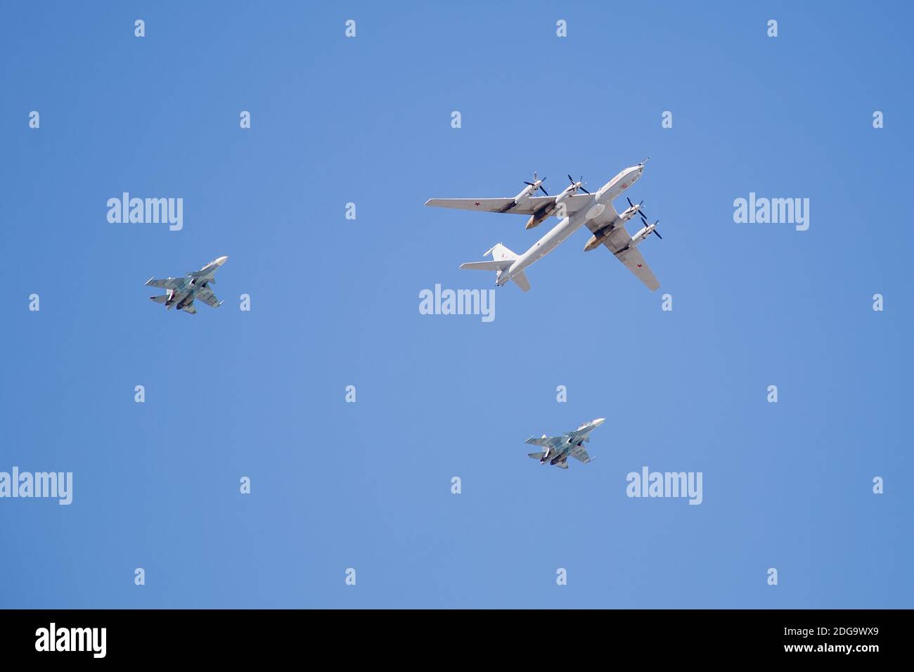 07.26.2020. Russland, St. Petersburg: Luftfahrtparade. Die Militärluftfahrt Parade am Tag der Marine. U-Boot-Langstreckenflugzeug TU-142 an Stockfoto