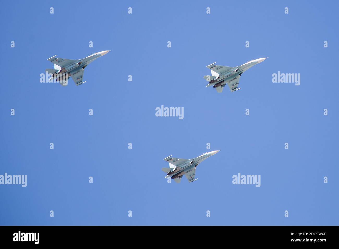 07.26.2020. Russland, St. Petersburg: Luftfahrtparade. Die Militärluftfahrt Parade am Tag der Marine. Eine Gruppe von Mehrzweck-Allwetterjägern Stockfoto