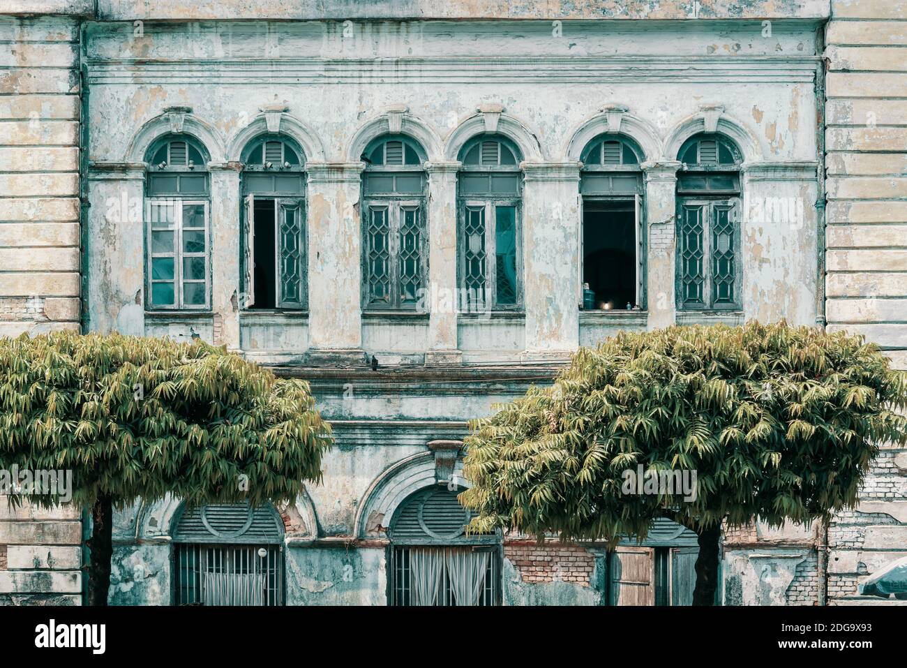 Altes, heruntergekommenes Kolonialgebäude in einer Straße von Yangon, Burma, Myanmar Stockfoto