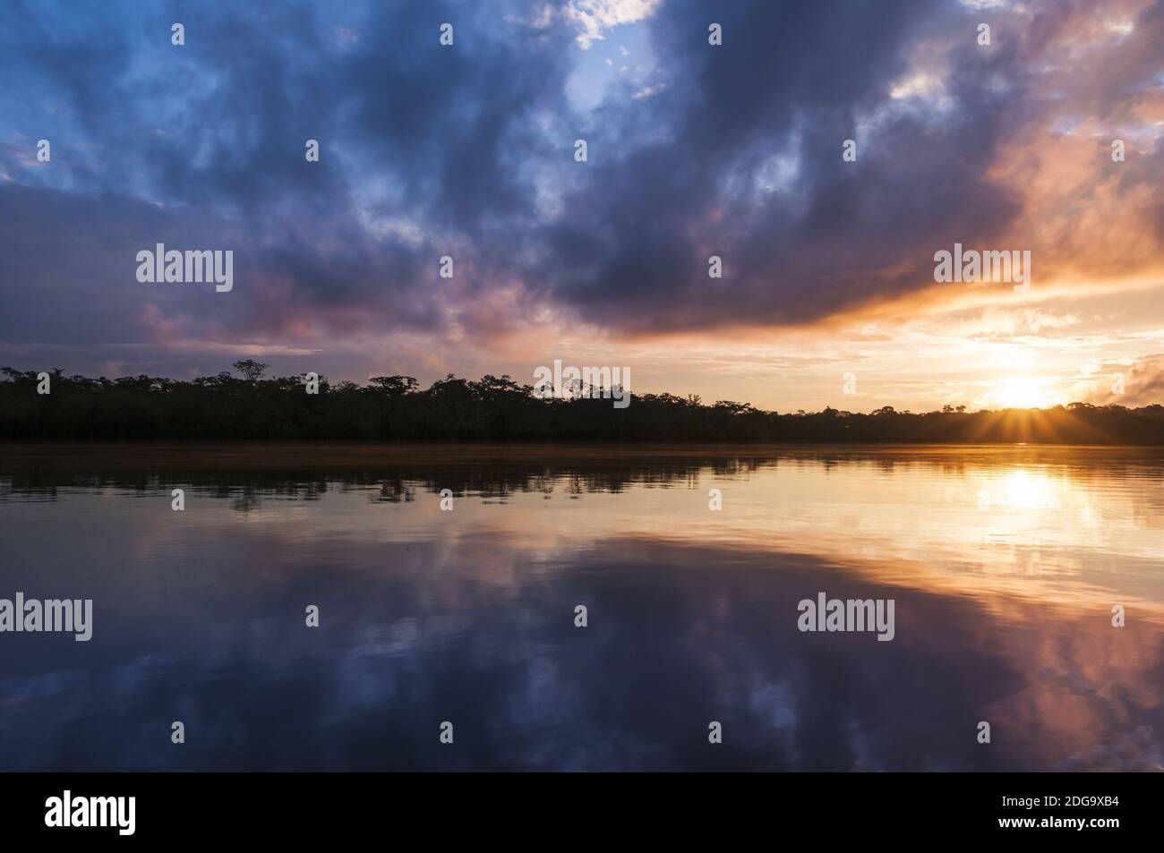 Sonnenuntergang im Naturschutzgebiet Cuyabeno, Amazonien, Oriente, Ecuador. Stockfoto