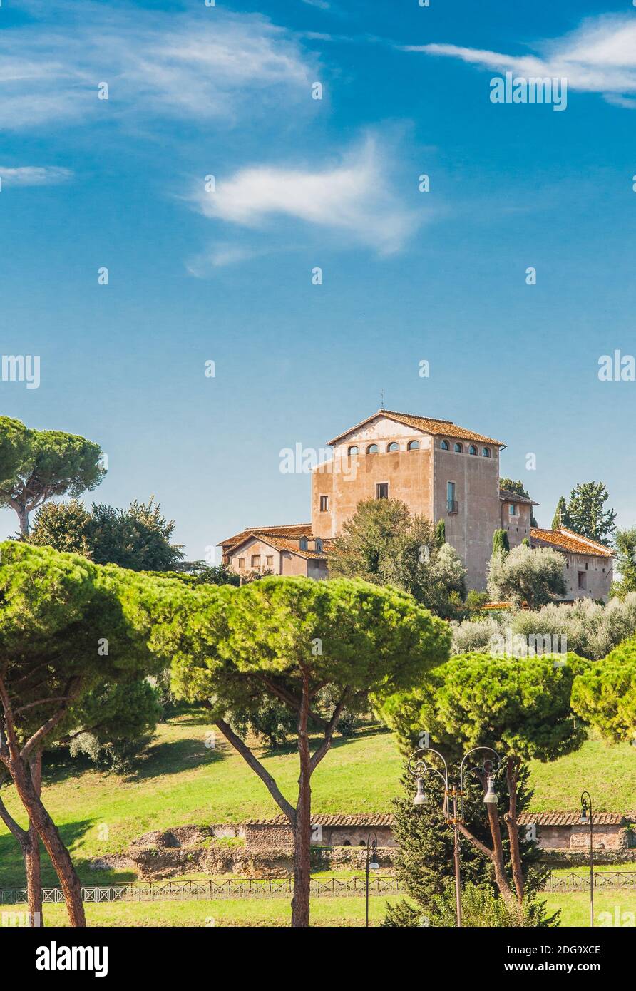 Römisches Haus rund um das Kolosseum in Rom Stockfoto