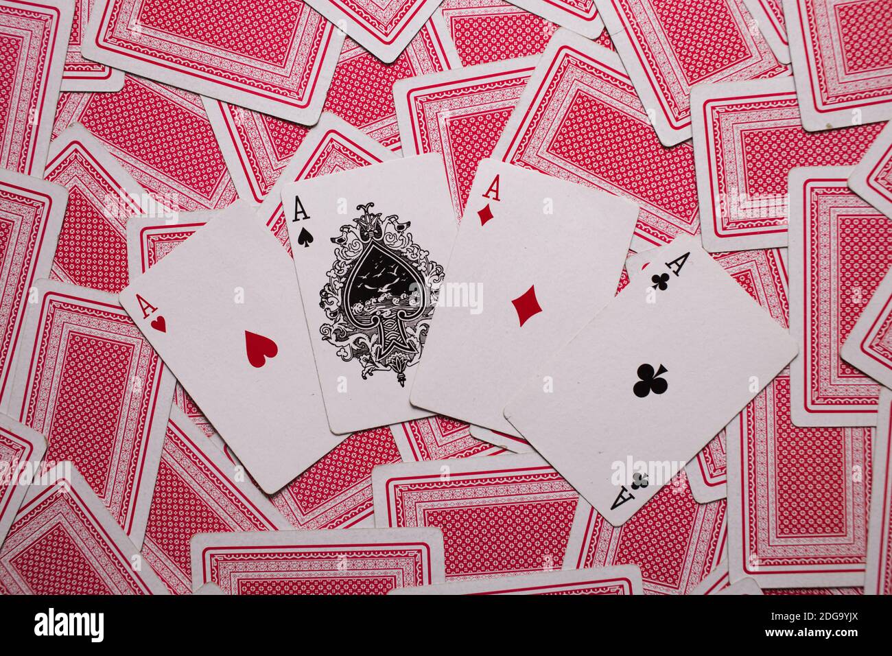 Spielkarten, Hintergrund, rot und weiß Stockfoto