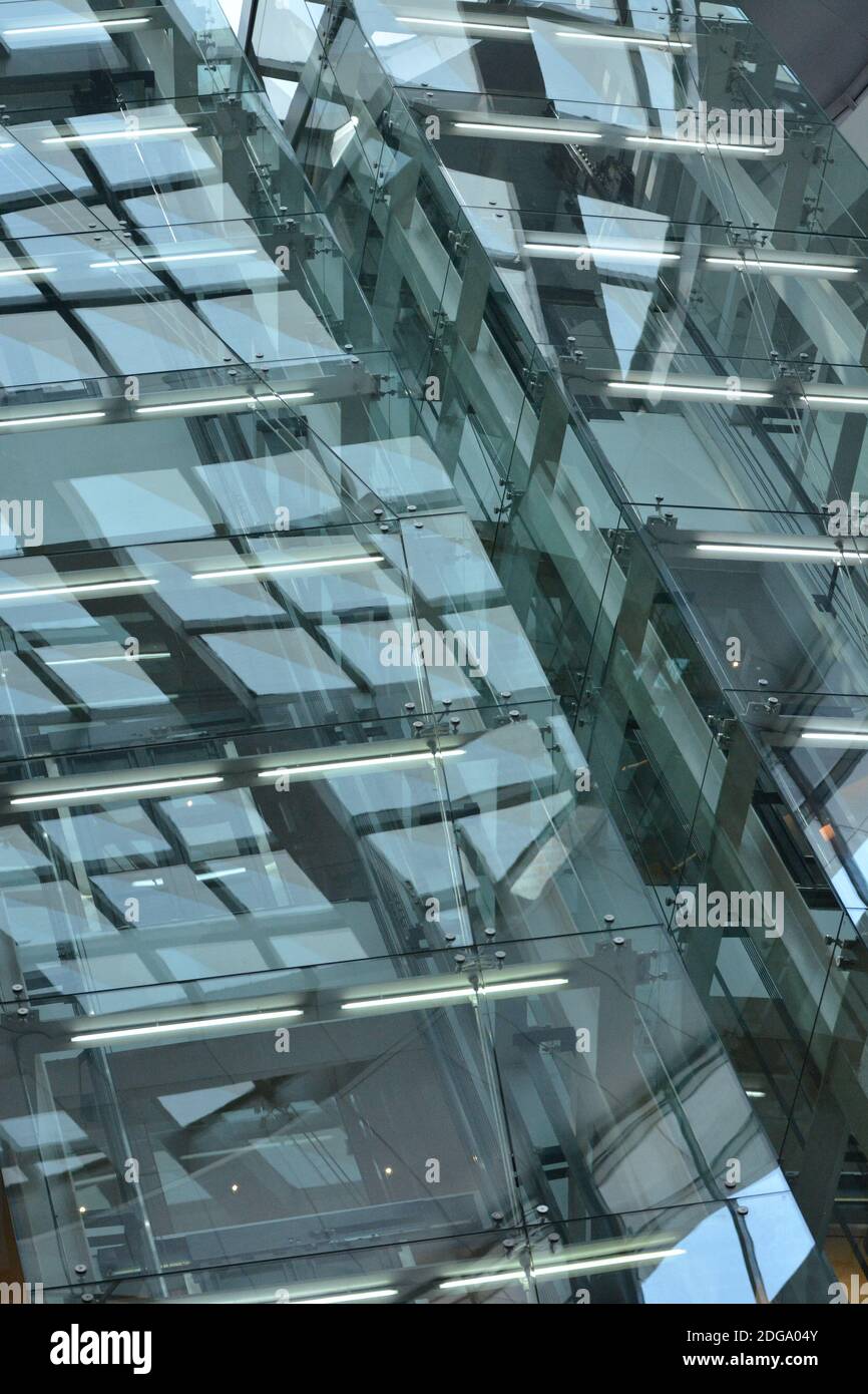 Architektur Abstrakter Hintergrund, Glasvorhang Wand, Verbindungselemente Elemente Der Spider Glass System, Detail Der Fassade. Stockfoto