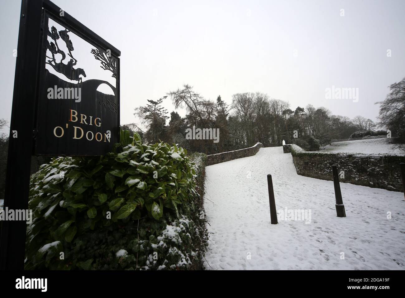 Brig O Doon, Alloway, South Ayrshire, Schottland, Großbritannien. Die berühmte Brücke über den Fluss Doon mit Schnee bedeckt.Er bbridge oder Brig, wie es bekannt, wurde in der schottischen Dichter Robert Burns Gedicht "The Tale of Tam o Shanter" verewigt Stockfoto