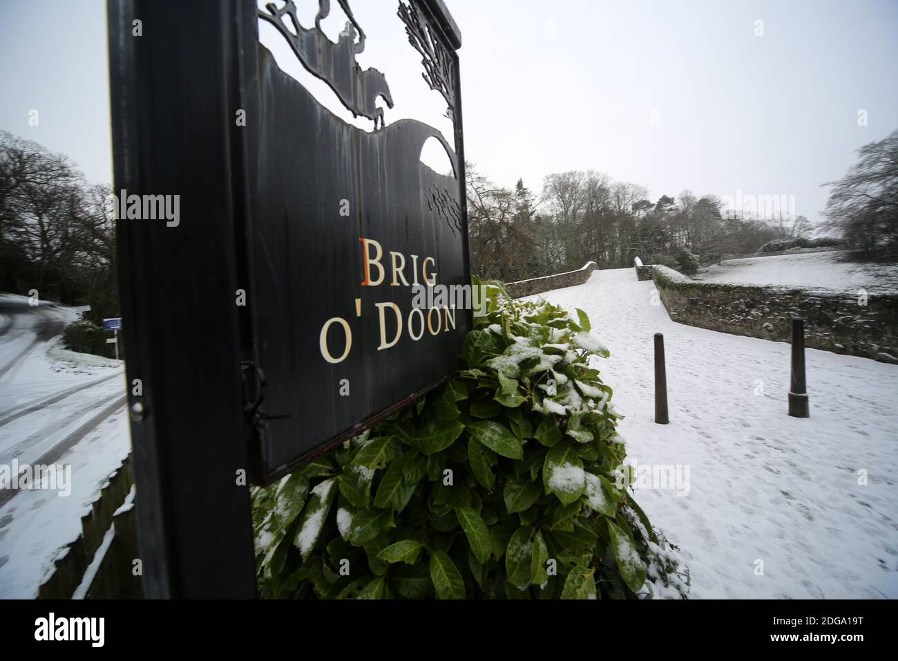 Brig O Doon, Alloway, South Ayrshire, Schottland, Großbritannien. Die berühmte Brücke über den Fluss Doon mit Schnee bedeckt.Er bbridge oder Brig, wie es bekannt, wurde in der schottischen Dichter Robert Burns Gedicht "The Tale of Tam o Shanter" verewigt Stockfoto