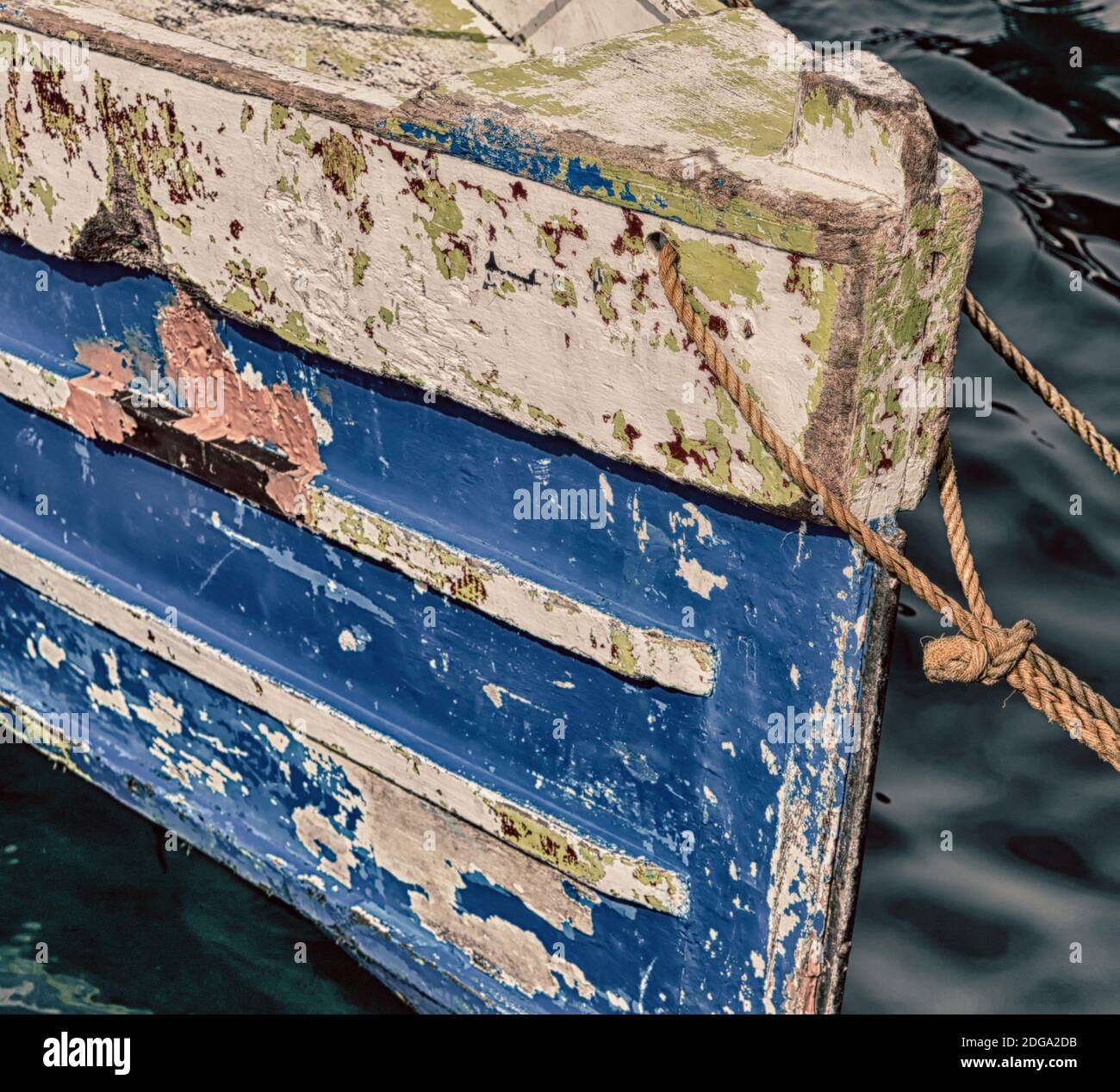 Alte schmutzige prow eines Bootes im Hafen wie Zusammenfassung Stockfoto