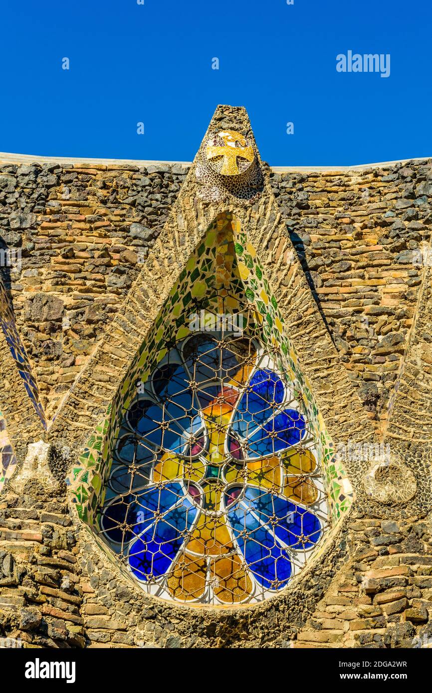 Guell Crypt Exterior, Katalonien, Spanien Stockfoto