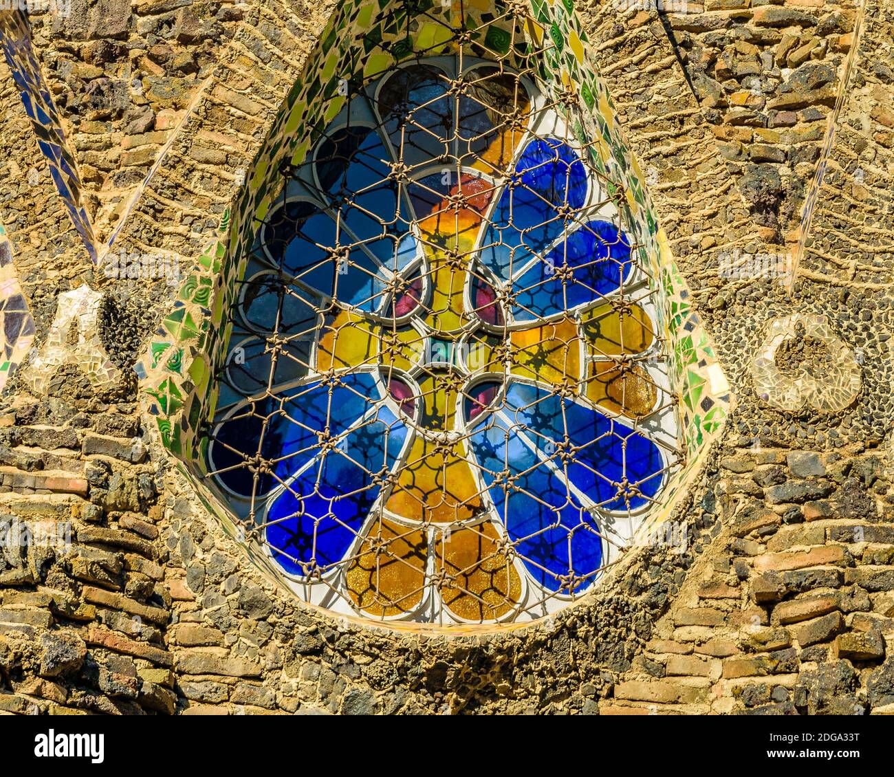 Guell Crypt Exterior, Katalonien, Spanien Stockfoto