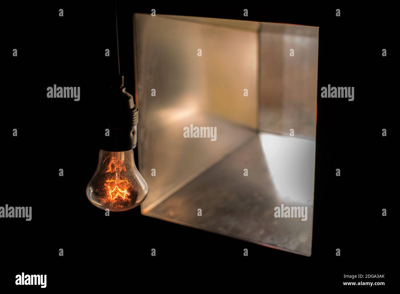 Gluehender draht in gluehbirne -Fotos und -Bildmaterial in hoher Auflösung  – Alamy