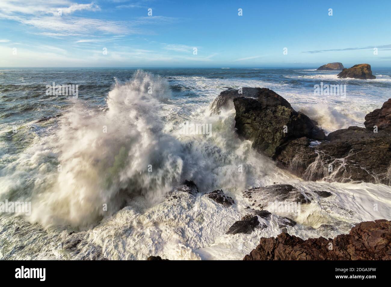 Rocky Beach Landschaft mit riesigen Wellen krachen an der Küste Stockfoto