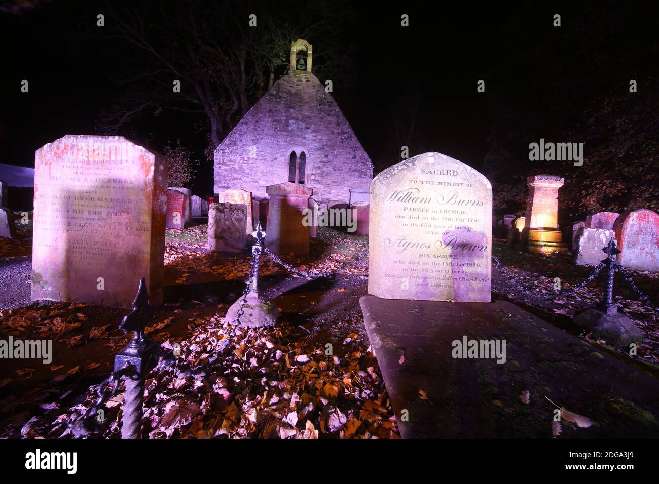 Alloway Auld Kirk, Ayrshire, Schottland, Die Alloway Auld Kirk, Die Ruine stammt aus dem 16. Jahrhundert und ist eine Ruine in Alloway, South Ayrshire, Schottland, die als Schauplatz des Hexentanzes in dem Gedicht "Tam o' Shanter" von Robert Burns gefeiert wird. Antiker Friedhof und denkmalgeschützte Kirche der Kategorie A, der dazugehörige Friedhof ist in Kategorie B aufgeführt. Andere bemerkenswerte Menschen, die hier begraben sind Lord Alloway und Charles Acton Broke. Er war der Sohn des Konteradmiral Sir Philip Bowes Acton Broke, der als erster ein amerikanisches Schiff im Krieg von 1812 besiegte und einnahm. Stockfoto