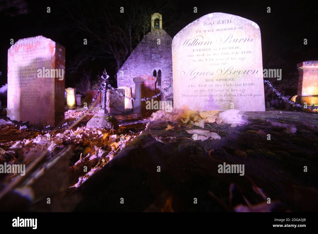 Alloway Auld Kirk, Ayrshire, Schottland, Die Alloway Auld Kirk, Die Ruine stammt aus dem 16. Jahrhundert und ist eine Ruine in Alloway, South Ayrshire, Schottland, die als Schauplatz des Hexentanzes in dem Gedicht "Tam o' Shanter" von Robert Burns gefeiert wird. Antiker Friedhof und denkmalgeschützte Kirche der Kategorie A, der dazugehörige Friedhof ist in Kategorie B aufgeführt. Andere bemerkenswerte Menschen, die hier begraben sind Lord Alloway und Charles Acton Broke. Er war der Sohn des Konteradmiral Sir Philip Bowes Acton Broke, der als erster ein amerikanisches Schiff im Krieg von 1812 besiegte und einnahm. Stockfoto