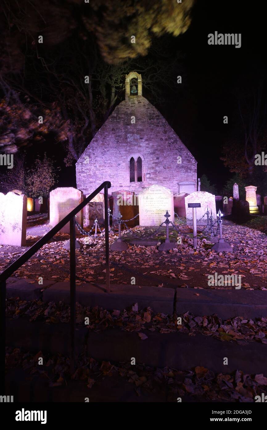 Alloway Auld Kirk, Ayrshire, Schottland, Die Alloway Auld Kirk, Die Ruine stammt aus dem 16. Jahrhundert und ist eine Ruine in Alloway, South Ayrshire, Schottland, die als Schauplatz des Hexentanzes in dem Gedicht "Tam o' Shanter" von Robert Burns gefeiert wird. Antiker Friedhof und denkmalgeschützte Kirche der Kategorie A, der dazugehörige Friedhof ist in Kategorie B aufgeführt. Andere bemerkenswerte Menschen, die hier begraben sind Lord Alloway und Charles Acton Broke. Er war der Sohn des Konteradmiral Sir Philip Bowes Acton Broke, der als erster ein amerikanisches Schiff im Krieg von 1812 besiegte und einnahm. Stockfoto