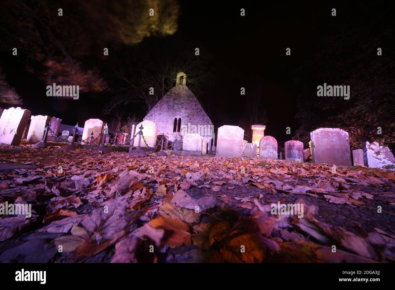 Alloway Auld Kirk, Ayrshire, Schottland, Die Alloway Auld Kirk, Die Ruine stammt aus dem 16. Jahrhundert und ist eine Ruine in Alloway, South Ayrshire, Schottland, die als Schauplatz des Hexentanzes in dem Gedicht "Tam o' Shanter" von Robert Burns gefeiert wird. Antiker Friedhof und denkmalgeschützte Kirche der Kategorie A, der dazugehörige Friedhof ist in Kategorie B aufgeführt. Andere bemerkenswerte Menschen, die hier begraben sind Lord Alloway und Charles Acton Broke. Er war der Sohn des Konteradmiral Sir Philip Bowes Acton Broke, der als erster ein amerikanisches Schiff im Krieg von 1812 besiegte und einnahm. Stockfoto