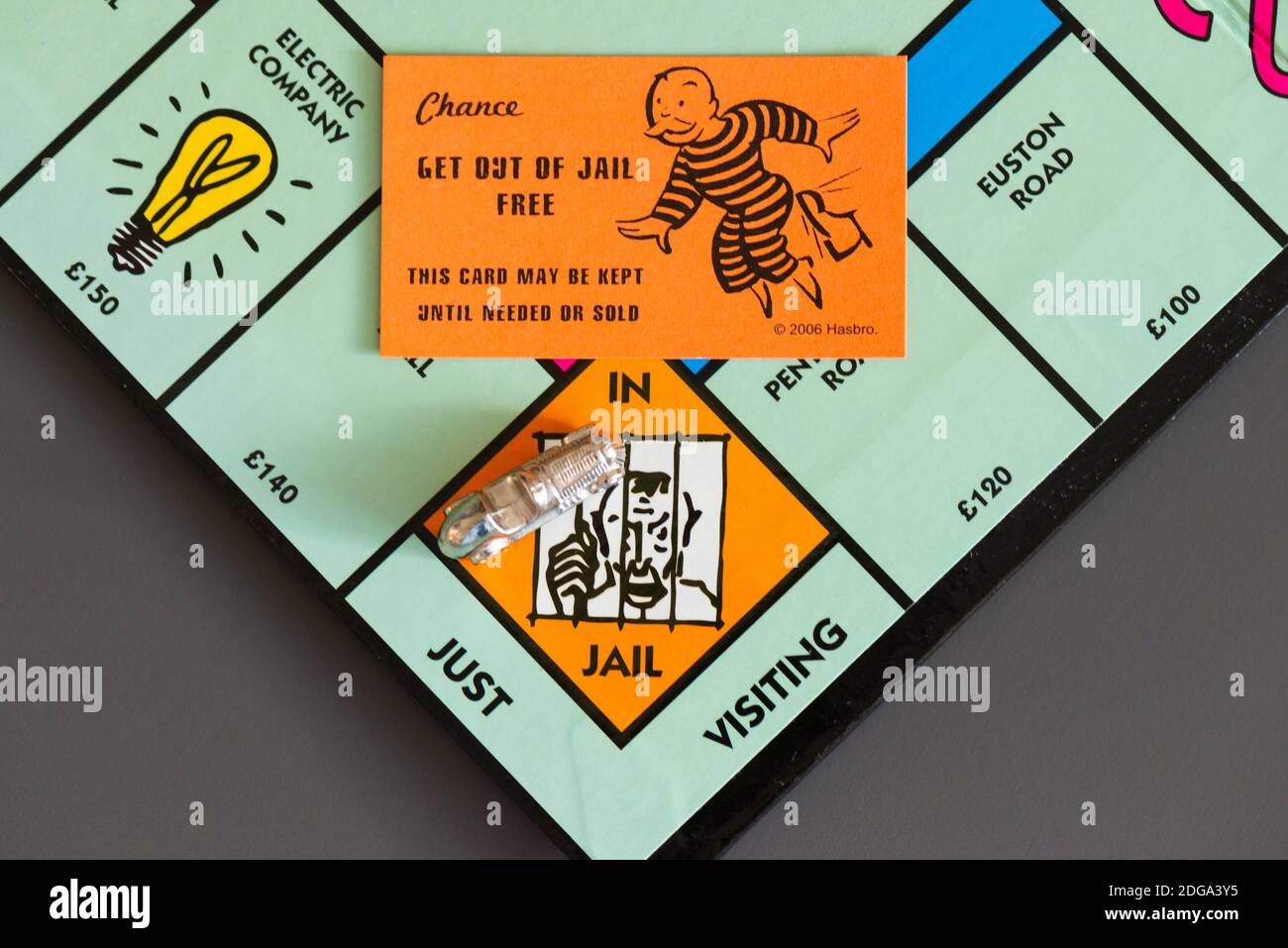Eine Chance, aus dem Gefängnis frei Karte auf ein Monopoly Board neben