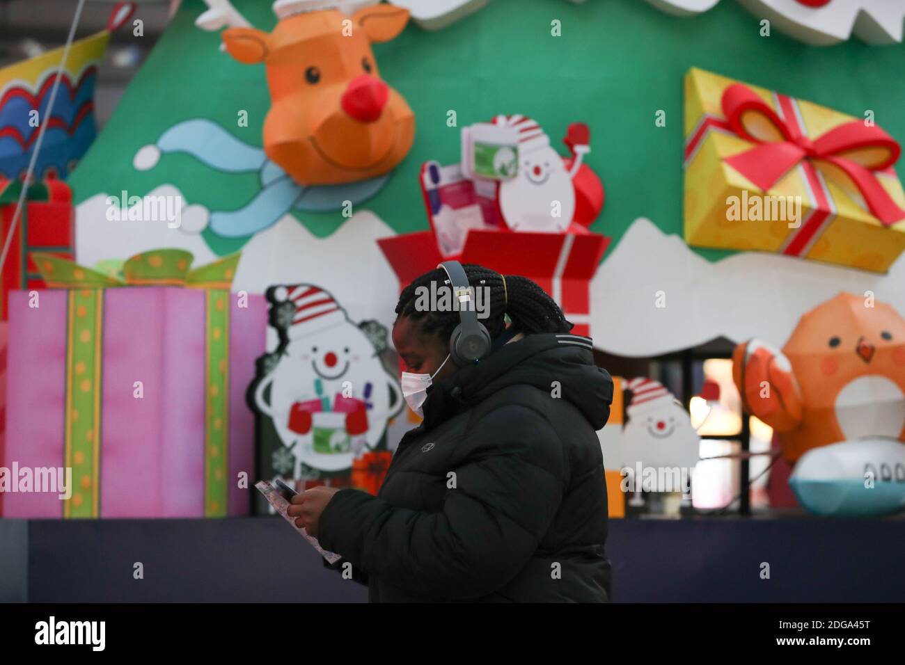 (201208) -- SEOUL, 8. Dezember 2020 (Xinhua) -- EIN Besucher, der eine Gesichtsmaske trägt, geht an Weihnachtsdekorationen im Myeongdong Einkaufsviertel in Seoul, Südkorea, 8. Dezember 2020 vorbei. Südkorea beschloss am 6. Dezember, seine sozial-distanzierenden Regeln in der Metropolregion Seoul um eine Kerbe auf die zweithöchste Ebene für drei Wochen ab dem 8. Dezember inmitten einer COVID-19 Wiederaufleben für den letzten Monat anzuheben. Die fünf-Stufen-Regelungen des Landes zur sozialen Distanzierung werden für die nächsten drei Wochen in der Hauptstadt, die Seoul, die umliegende Provinz Gyeonggi und den Westen umfasst, auf Stufe 2.5 angehoben Stockfoto