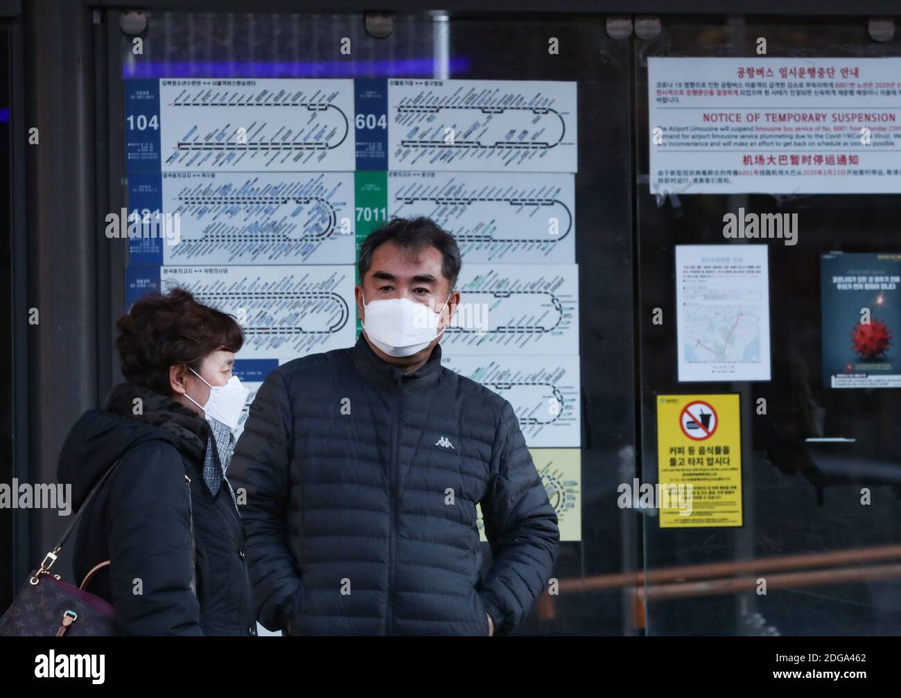 (201208) -- SEOUL, 8. Dezember 2020 (Xinhua) -- Anwohner mit Gesichtsmasken warten auf den Bus an einer Bushaltestelle in Seoul, Südkorea, 8. Dezember 2020. Südkorea beschloss am 6. Dezember, seine sozial-distanzierenden Regeln in der Metropolregion Seoul um eine Kerbe auf die zweithöchste Ebene für drei Wochen ab dem 8. Dezember inmitten einer COVID-19 Wiederaufleben für den letzten Monat anzuheben. Die fünf-Stufen-Regelungen des Landes zur sozialen Distanzierung werden für die nächsten drei Wochen in der Hauptstadt, die Seoul, die umliegende Provinz Gyeonggi und die westliche Hafenstadt Incheon umfasst, auf Stufe 2.5 angehoben. (Xinhua/Wan Stockfoto