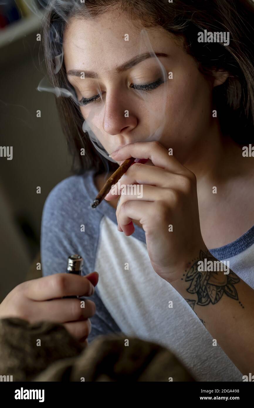 Junge Brünette Modell Rauchen Marihuana Stockfoto