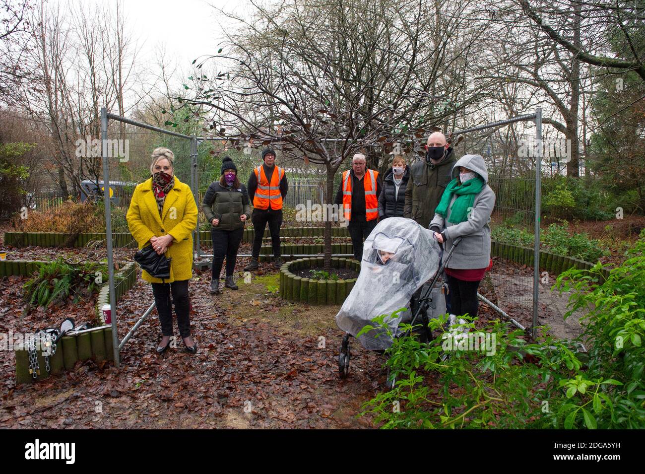 Glasgow, Schottland, Großbritannien. Dezember 2020. Im Bild: (L-R) Bailie Marie Garrity; Sara Fitzsimmons MBE RM; Reece Dizxon; Grant Fitzsimmons; Cllr Maureen Burke; Hinterbliebene Eltern Fraser und Kat mit ihrem Sohn. Hinterbliebene Eltern (links) Fraser, und seine Frau, Kat (Mitte), die die schreckliche Entdeckung gemacht im Gespräch mit Sara Fitzsimmons MBE, RM - CEO von Simba Charity. Simba Charity's Tree of Tranquility und ihre reich verzierte Bank wurden schwer verwüstet und in Brand gesetzt, indem Vandalen ihren Zigarettenanzünder zurückließen. Credit Colin Fisher/Alamy Live News. Stockfoto