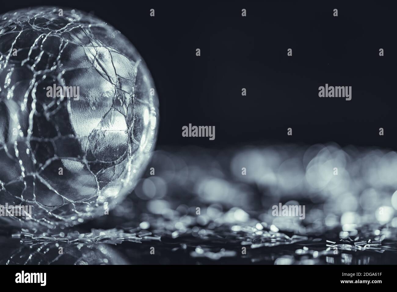 Makro Foto von gerissenen glas kugel Silver Star mit Licht bokeh Stockfoto