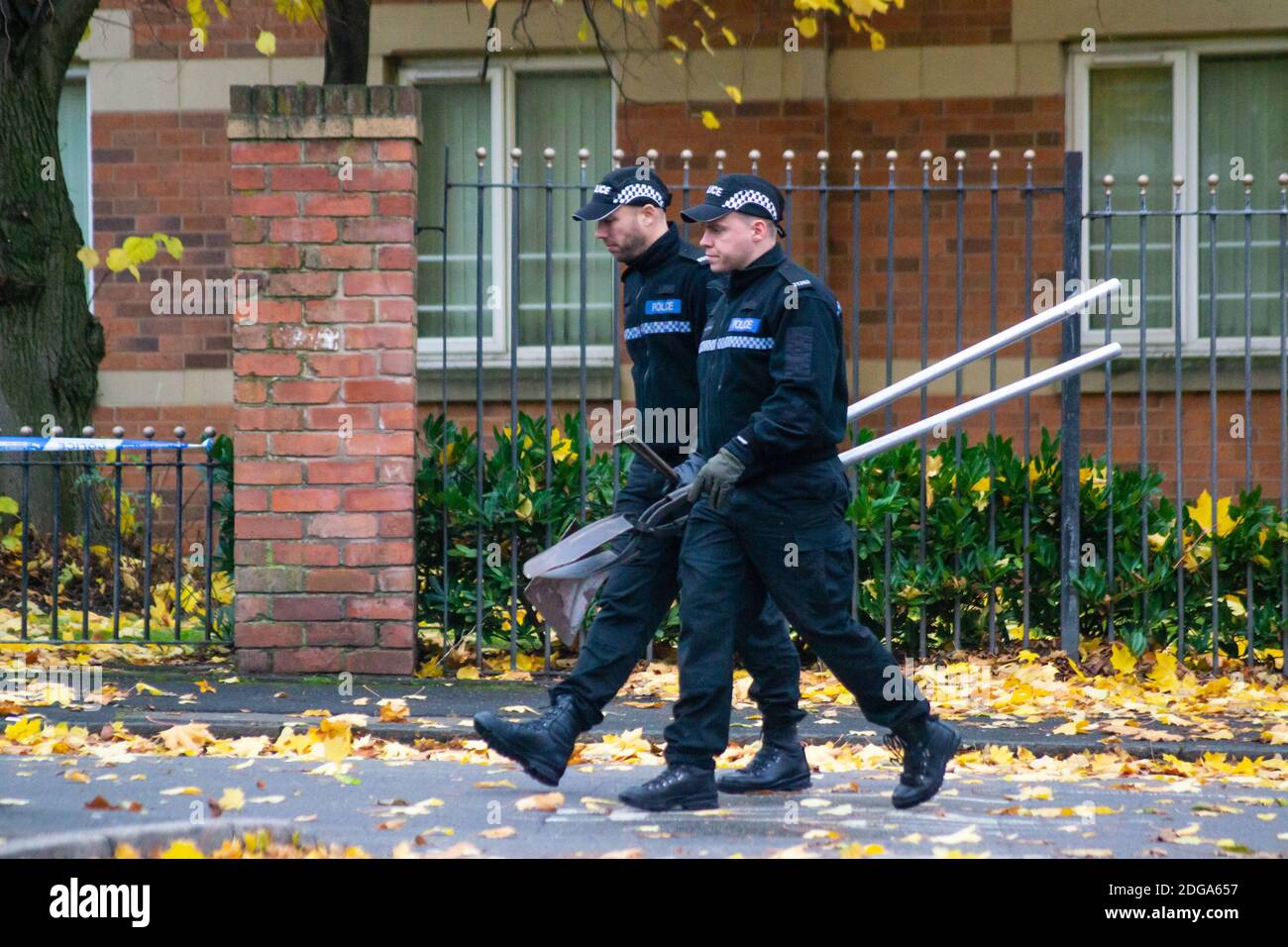 Am 24. Oktober 2020 hörten Anwohner Schüsse auf einer Straße in Winson Green, Birmingham. Die Polizei sperrte die Straße für etwa 12 Stunden ab, während Ermittlungen und Untersuchungen mit Fingerspitzen von spezialisierten Einsatzeinheiten der West Midlands Police durchgeführt wurden Stockfoto