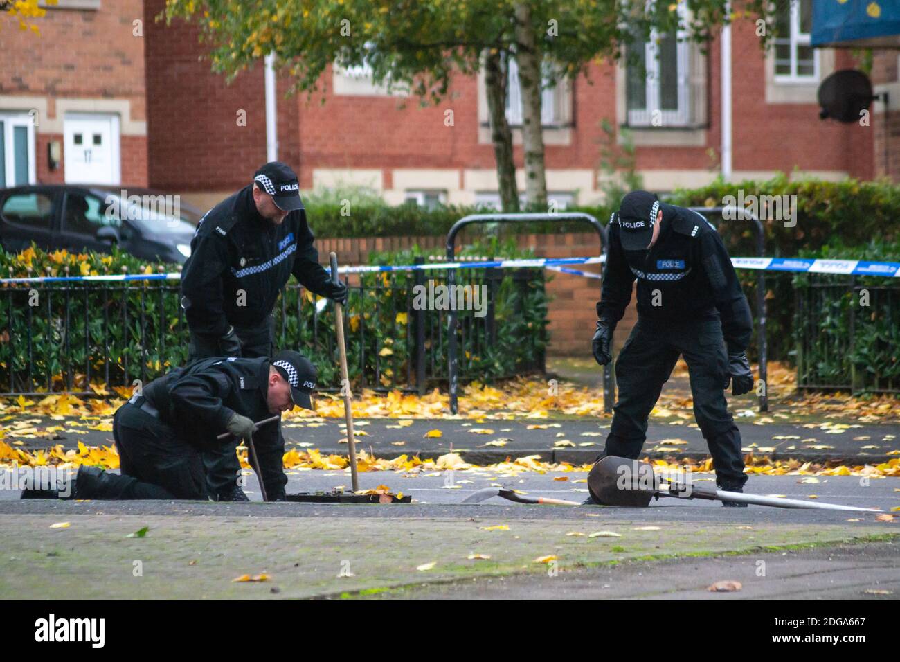 Am 24. Oktober 2020 hörten Anwohner Schüsse auf einer Straße in Winson Green, Birmingham. Die Polizei sperrte die Straße für etwa 12 Stunden ab, während Ermittlungen und Untersuchungen mit Fingerspitzen von spezialisierten Einsatzeinheiten der West Midlands Police durchgeführt wurden Stockfoto