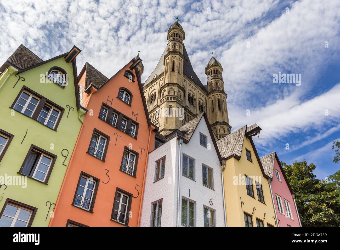 Bunte alte Häuser und Kirchturm am Fischmarkt in Köln, Deutschland Stockfoto